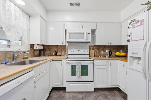 876 W Stewart Avenue, Medford, OR 97501