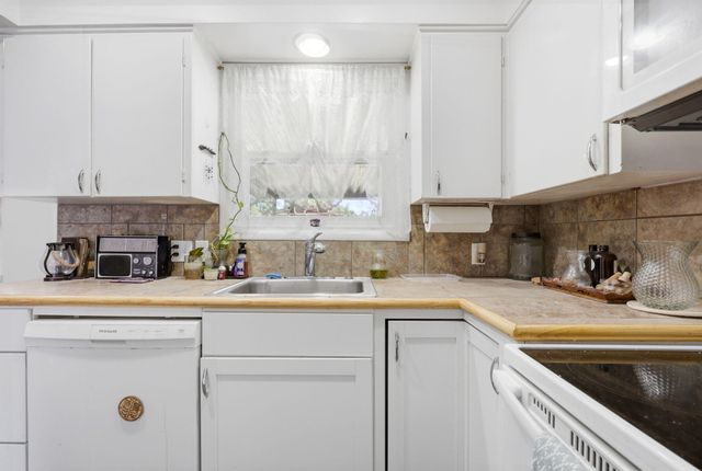876 W Stewart Avenue, Medford, OR 97501