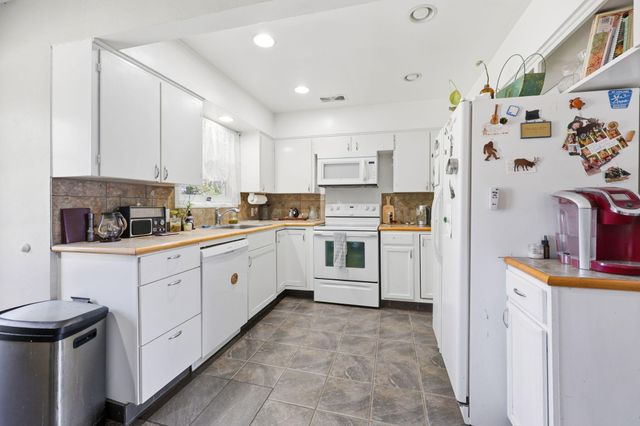 876 W Stewart Avenue, Medford, OR 97501