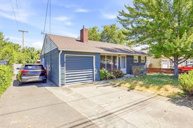 876 W Stewart Avenue, Medford, OR 97501