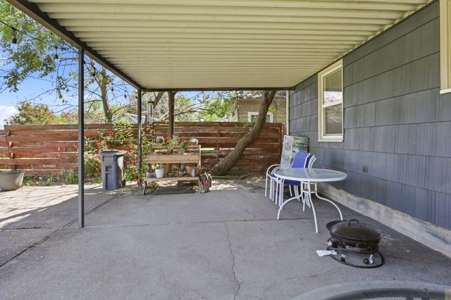 876 W Stewart Avenue, Medford, OR 97501