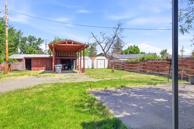 876 W Stewart Avenue, Medford, OR 97501
