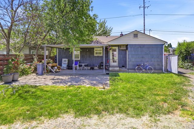 876 W Stewart Avenue, Medford, OR 97501