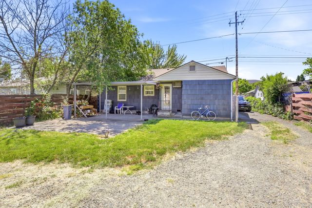 876 W Stewart Avenue, Medford, OR 97501