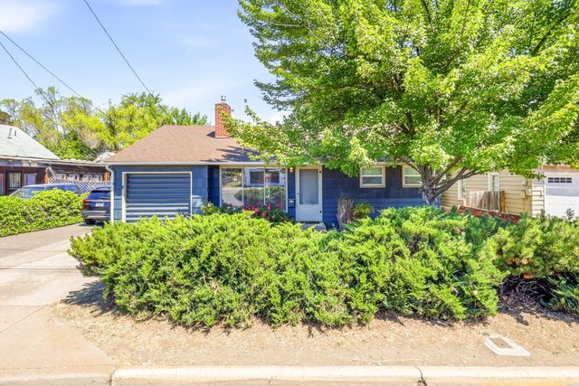 876 W Stewart Avenue, Medford, OR 97501