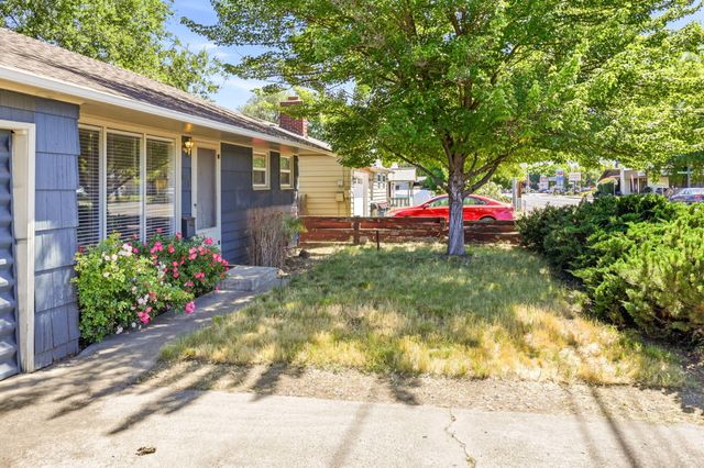 876 W Stewart Avenue, Medford, OR 97501