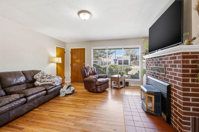 876 W Stewart Avenue, Medford, OR 97501