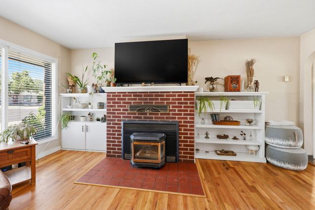 876 W Stewart Avenue, Medford, OR 97501