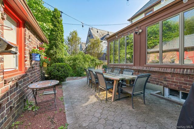 60 Croyden Road, Mineola, NY 11501