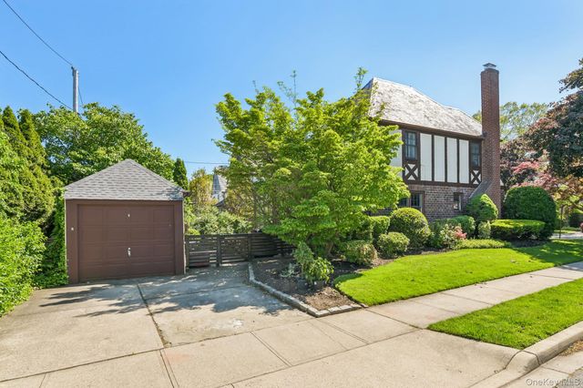 60 Croyden Road, Mineola, NY 11501