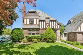 60 Croyden Road, Mineola, NY 11501
