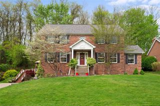 2518 Forest Brook Dr, Upper St Clair, PA 15241