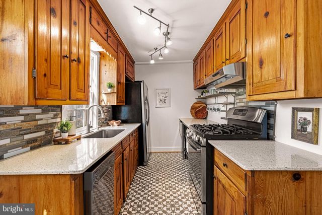 431 S KING ST, Leesburg, VA 20175