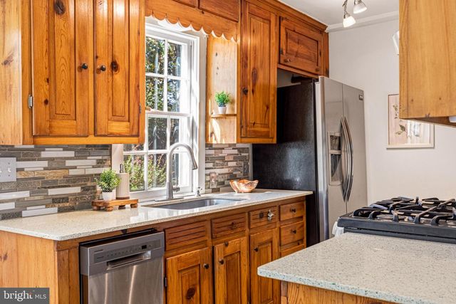 431 S KING ST, Leesburg, VA 20175