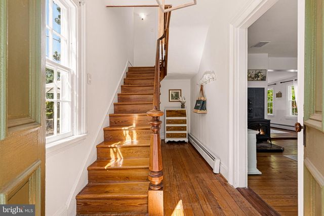 431 S KING ST, Leesburg, VA 20175