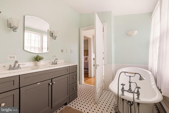431 S KING ST, Leesburg, VA 20175