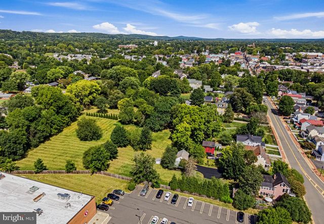 431 S KING ST, Leesburg, VA 20175