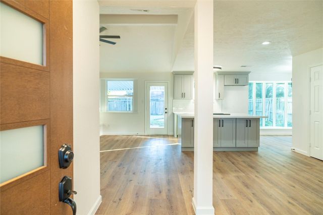 10907 Sharpview Drive, Houston, TX 77072