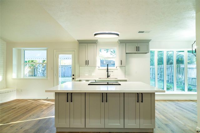 10907 Sharpview Drive, Houston, TX 77072