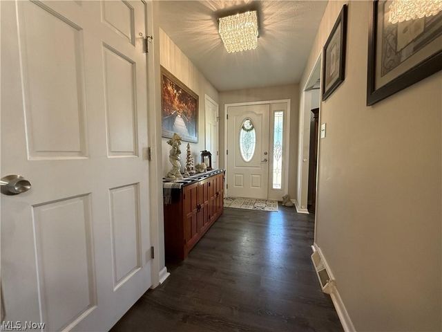 5981 Northview Drive, Seven Hills, OH 44131