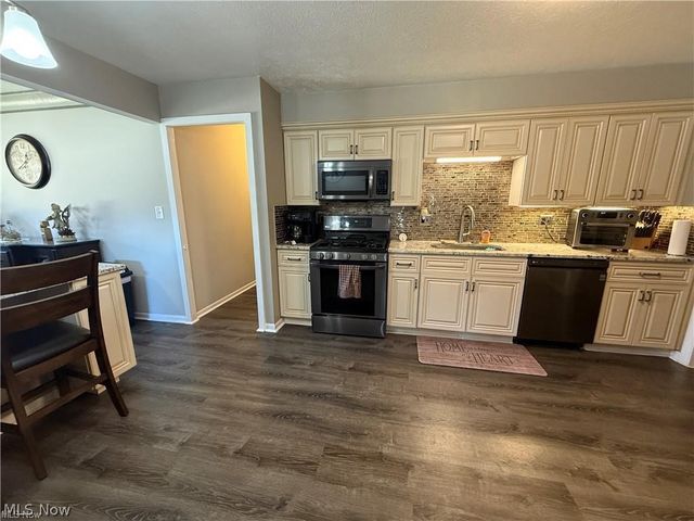 5981 Northview Drive, Seven Hills, OH 44131