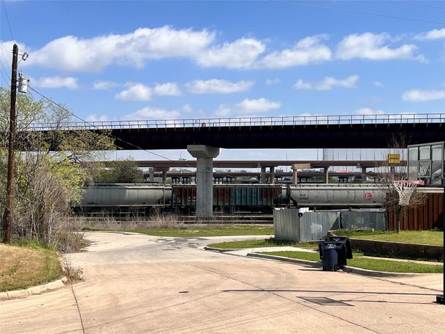 1515 E Peach Street, Fort Worth, TX 76102