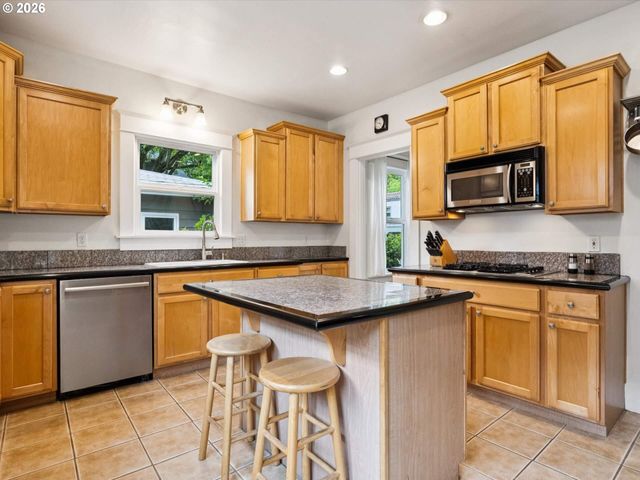 1130 Ne BRAZEE St, Portland, OR 97212