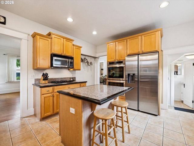 1130 Ne BRAZEE St, Portland, OR 97212