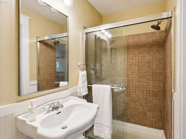 1130 Ne BRAZEE St, Portland, OR 97212