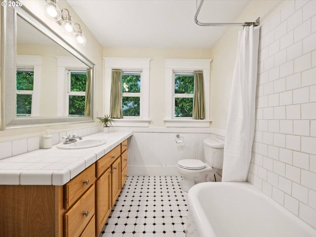 1130 Ne BRAZEE St, Portland, OR 97212