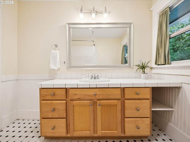 1130 Ne BRAZEE St, Portland, OR 97212