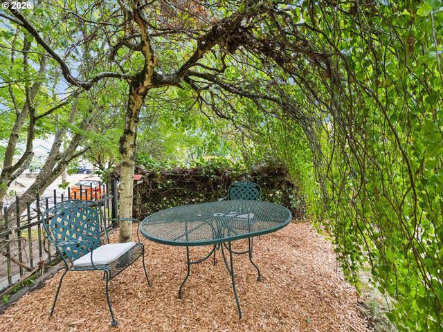 1130 Ne BRAZEE St, Portland, OR 97212