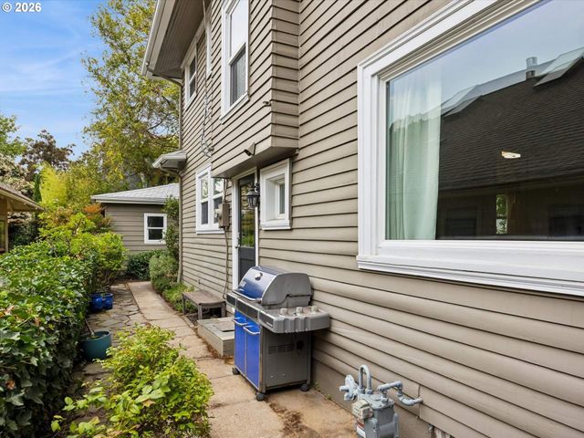 1130 Ne BRAZEE St, Portland, OR 97212