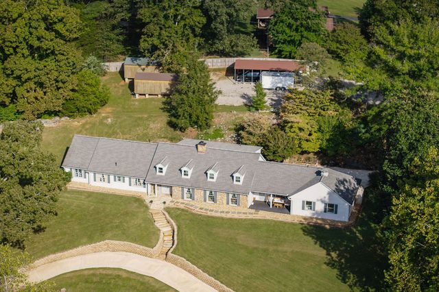 1400 Thomas Cir, Cookeville, TN 38506