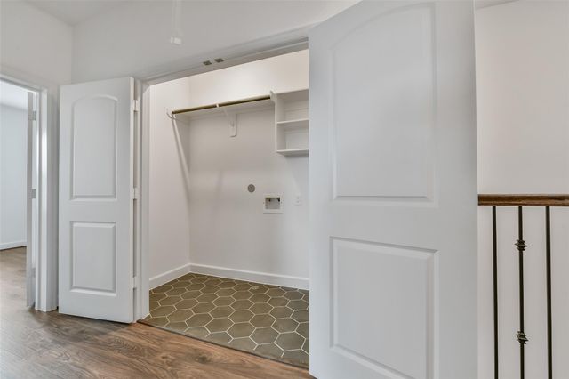 2511 S Houston Avenue, Pearland, TX 77581