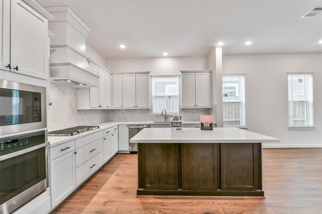 2511 S Houston Avenue, Pearland, TX 77581