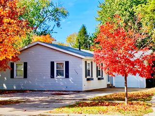 1526 N Hershey Road, Bloomington, IL 61704