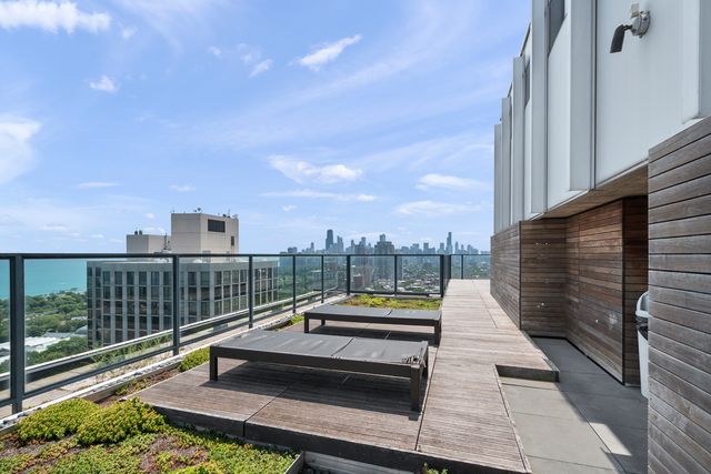 2400 N Lakeview Avenue 402, Chicago, IL 60614