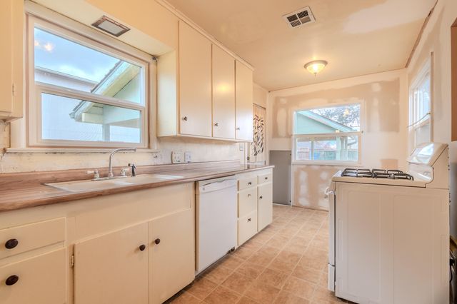 915 Kenyon Street, Medford, OR 97501