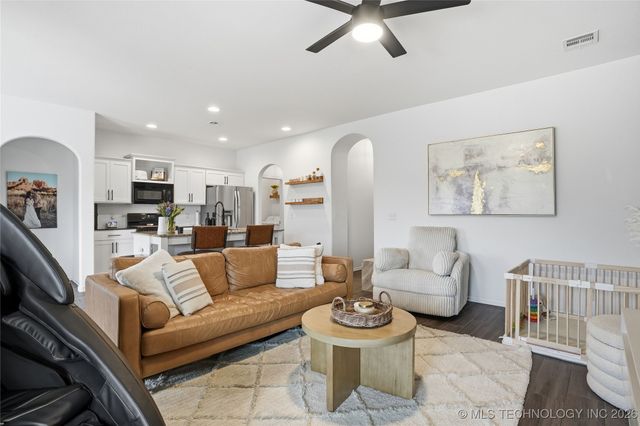 3908 W 103rd Place S, Jenks, OK 74037