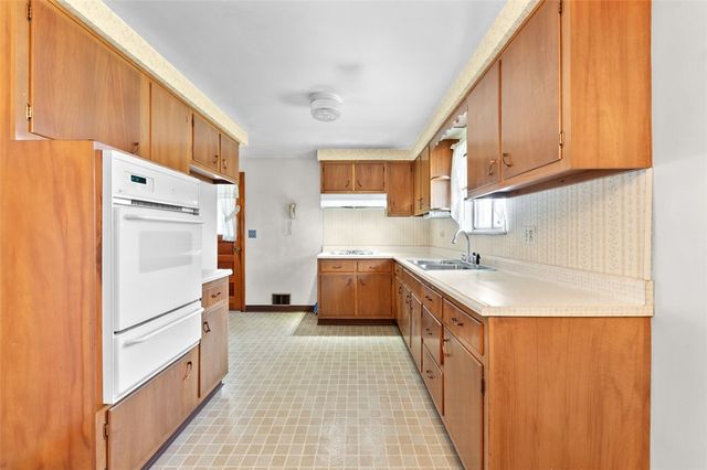 206 S Thompson Lane, Hempfield Twp, PA 15642