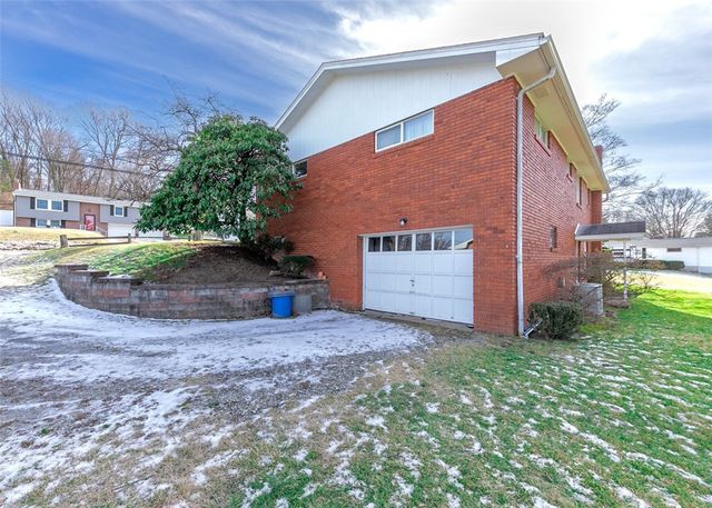 206 S Thompson Lane, Hempfield Twp, PA 15642