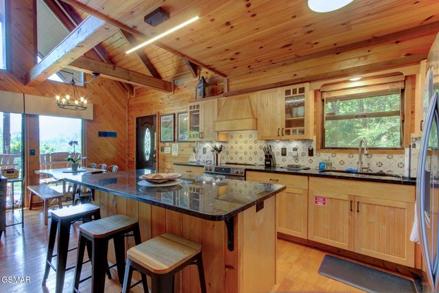 919 Grey Fox Trail, Gatlinburg, TN 37738