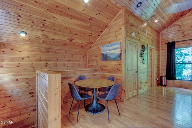 919 Grey Fox Trail, Gatlinburg, TN 37738