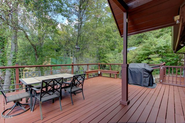 919 Grey Fox Trail, Gatlinburg, TN 37738