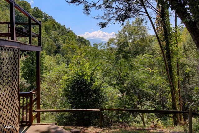 919 Grey Fox Trail, Gatlinburg, TN 37738