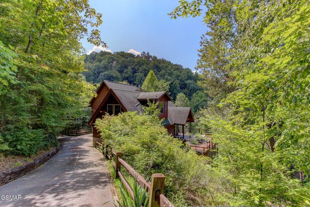 919 Grey Fox Trail, Gatlinburg, TN 37738