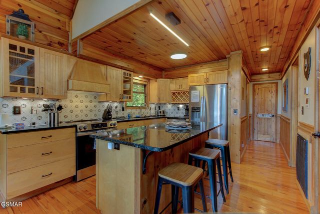 919 Grey Fox Trail, Gatlinburg, TN 37738