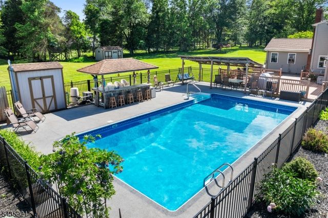 8 Garrett Dr, Raritan Twp., NJ 08822