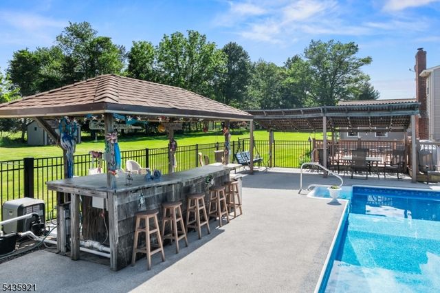 8 Garrett Dr, Raritan Twp., NJ 08822
